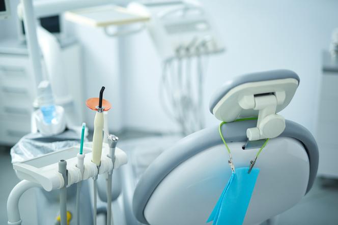 Dentystka bała się, że otyła pacjentka zarwie jej fotel. Sprawą zajmie się NFZ